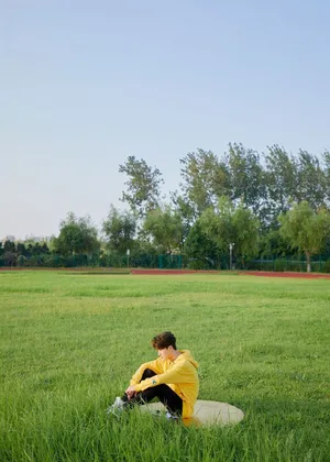 何洛洛早秋休闲风简约写真图片
