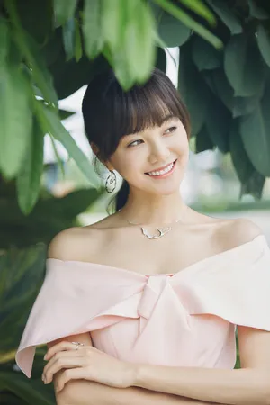 胡意旋粉色露肩裙性感写真图片第4张