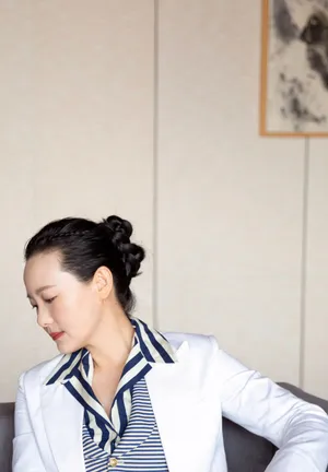 咏梅白色西装干练写真图片