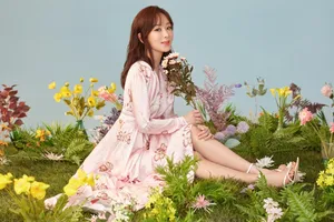 杨紫粉色繁花悠扬甜美夏日写真图片