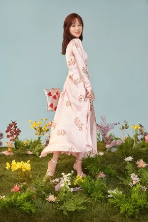 杨紫粉色繁花悠扬甜美夏日写真图片_3