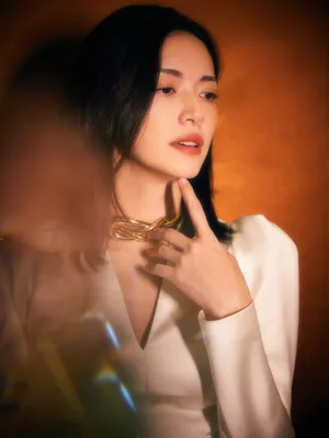 姚晨斑驳光影利落性感写真图片_2