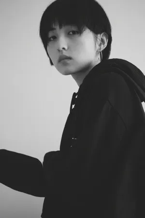 张子枫简约黑白写真图片_5