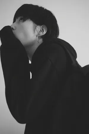 张子枫简约黑白写真图片_6