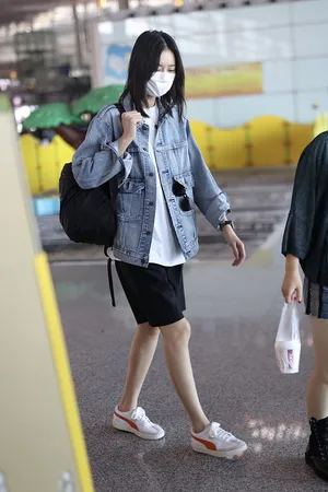 刘雯牛仔外套短裤秀美腿身材机场照图片_1