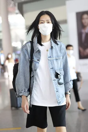 刘雯牛仔外套短裤秀美腿身材机场照图片_2