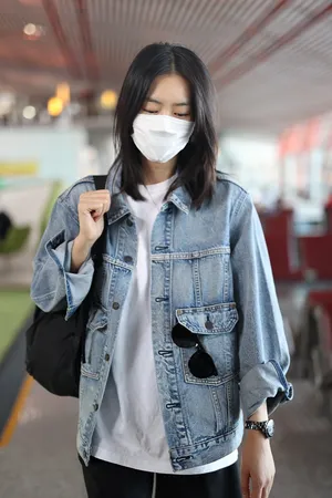 刘雯牛仔外套短裤秀美腿身材机场照图片_3