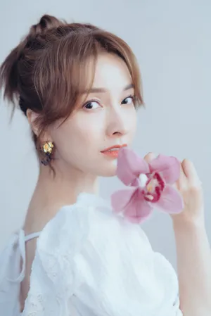 吴昕白裙秀丽养眼写真图片