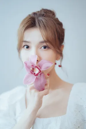 吴昕白裙秀丽养眼写真图片