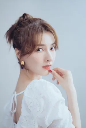 吴昕白裙秀丽养眼写真图片_2