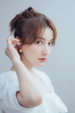 吴昕白裙秀丽养眼写真图片_3