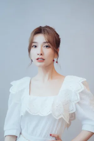 吴昕白裙秀丽养眼写真图片_5