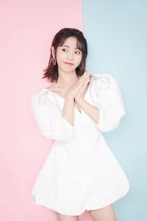 邢菲泡泡袖白裙甜美写真图片