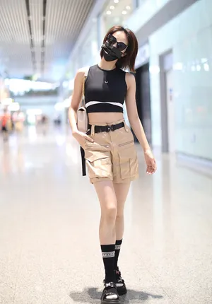 蓝盈莹黑短上衣热裤秀腹肌美腿机场照图片