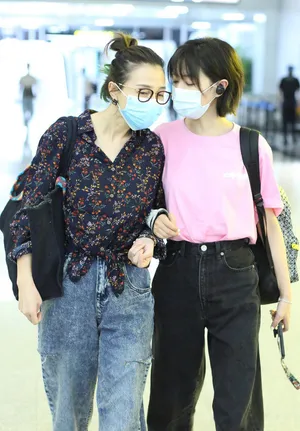 万茜阿朵同框现身手挽手有爱机场照图片_1