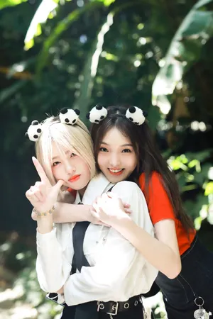 强东玥红T清新少女风图片