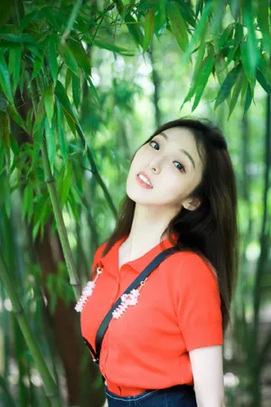 强东玥红T清新少女风图片
