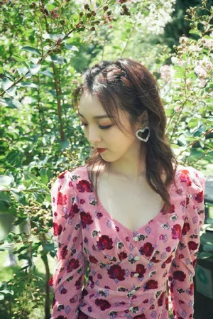 强东玥印花裙甜美写真图片