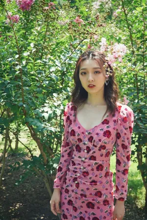 强东玥印花裙甜美写真图片