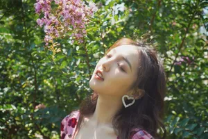 强东玥印花裙甜美写真图片_2
