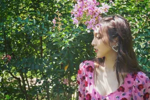 强东玥印花裙甜美写真图片_3
