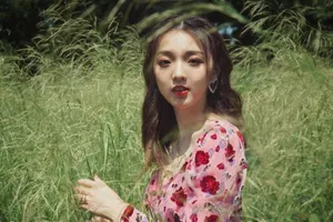 强东玥印花裙甜美写真图片_4