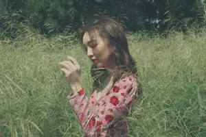 强东玥印花裙甜美写真图片_6