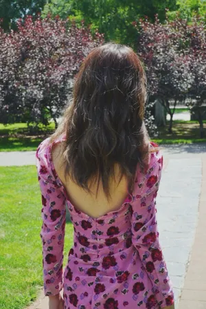 强东玥印花裙甜美写真图片_7