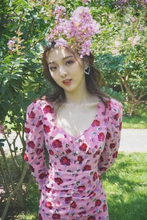 强东玥印花裙甜美写真图片_8