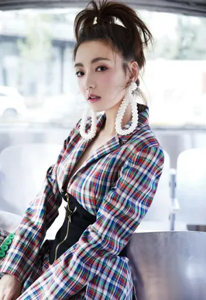 林源格纹裙性感靓丽写真图片