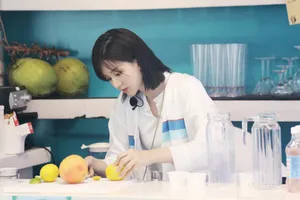 乔欣夏日冲浪店性感甜美剧照图片_4