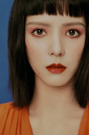 张予曦橘色元气妆酷美写真图片