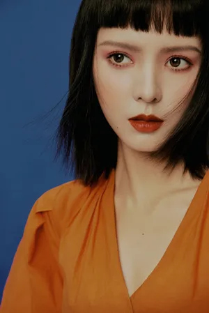 张予曦橘色元气妆酷美写真图片_5