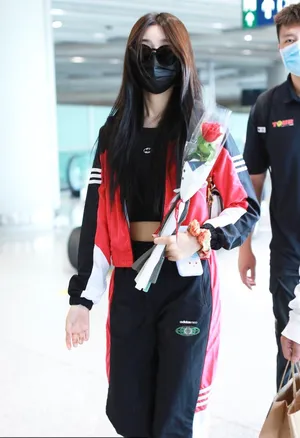 徐艺洋红黑运动套装蛮腰青春活力机场照图片第3张