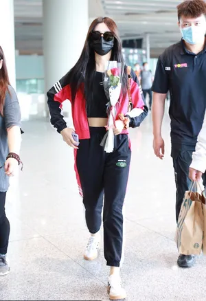 徐艺洋红黑运动套装蛮腰青春活力机场照图片第4张