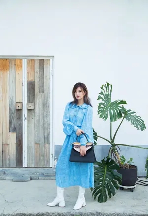 赵薇蓝色长裙优雅写真图片第3张