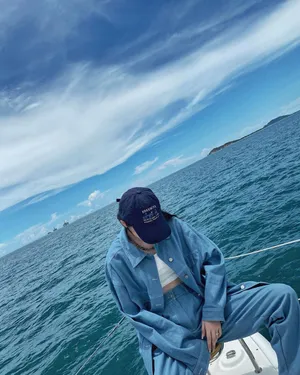 欧阳娜娜惬意蓝色牛仔套装秀蛮腰美照图片