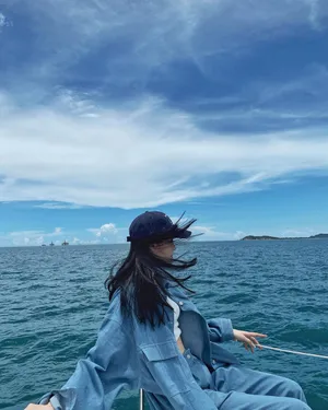 欧阳娜娜惬意蓝色牛仔套装秀蛮腰美照图片_2