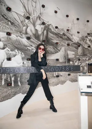 徐艺洋黑色西服酷美写真图片_1