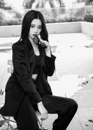 徐艺洋黑色西服酷美写真图片_3