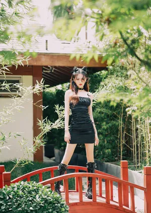 徐璐俏皮黑裙哥特感超美暗黑风格写真图片_2