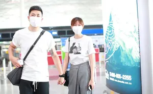 李艾老公甜蜜情侣装手牵手机场照图片_2