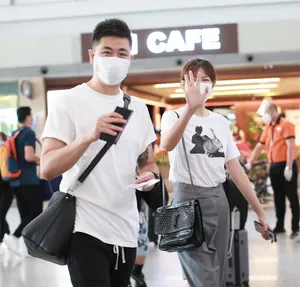 李艾老公甜蜜情侣装手牵手机场照图片_3