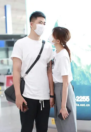 李艾老公甜蜜情侣装手牵手机场照图片_4