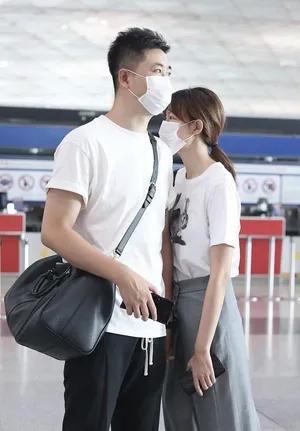 李艾老公甜蜜情侣装手牵手机场照图片_6