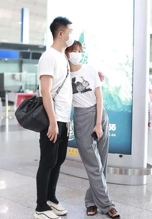 李艾老公甜蜜情侣装手牵手机场照图片_7