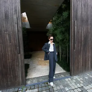 戚薇西装墨镜酷感写真图片_2