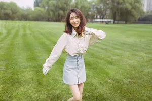 邢菲小清新甜美草地写真图片_2