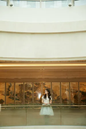 娄艺潇米色连衣裙性感写真图片_1