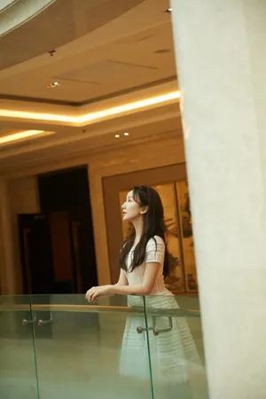 娄艺潇米色连衣裙性感写真图片_3